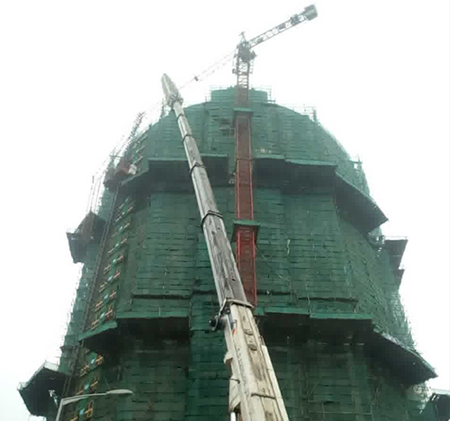 泽库吊车在工地上作业